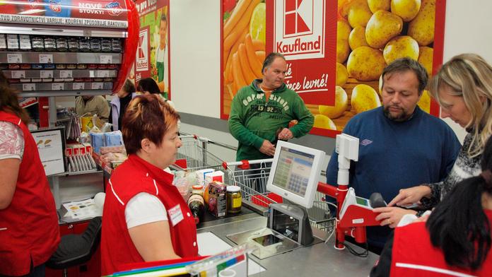 Kaufland zakázal zaměstnancům v práci pít a jíst! Další den couvnul