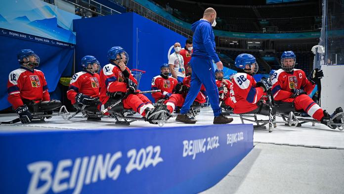 Čeští para hokejisté převálcovali Slováky, ve čtvrtfinále paralympiády vyzvou Čínu
