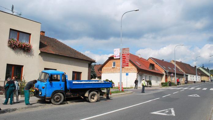 Holčičku (5) srazil v Hradci náklaďák. Vážně ji zranil