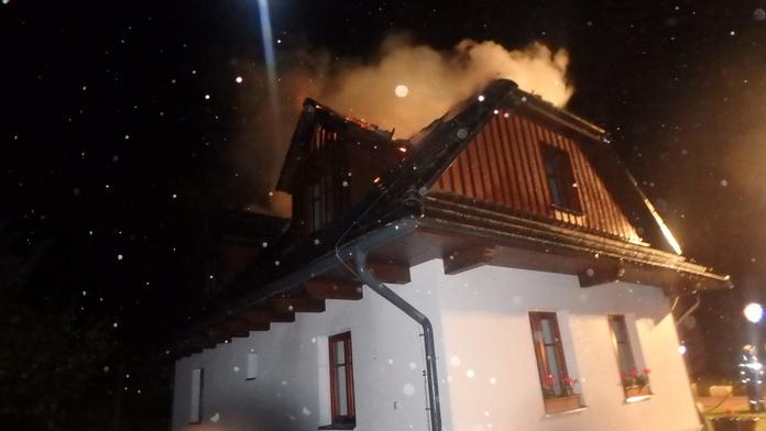 Roubenku na Hradecku zapálil blesk, hasiči k ní museli vyjet dvakrát