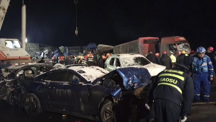 Hromadná nehoda na čínské dálnici! Srazilo se více než sto aut