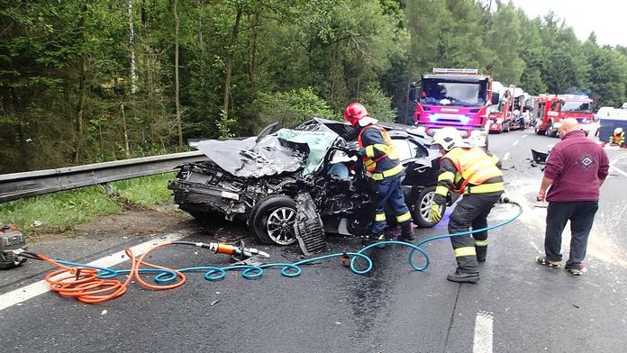 V neděli tam po nehodě uhořeli tři lidé, dnes zemřel další