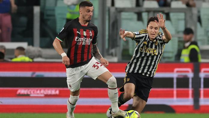 Rade Krunič (AC Milán) v souboji s Federicem Chiesou (Juventus)