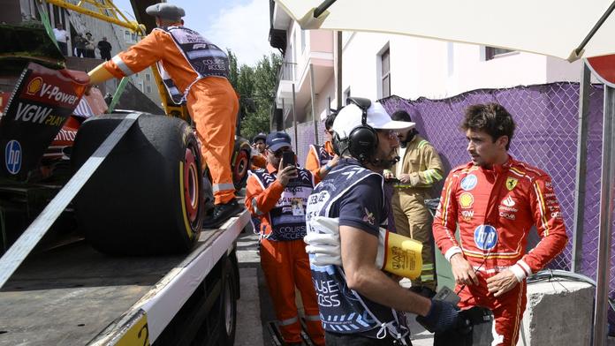 Traťoví maršálové naložili nabouraný monopost Ferrari Charlese Leclerca