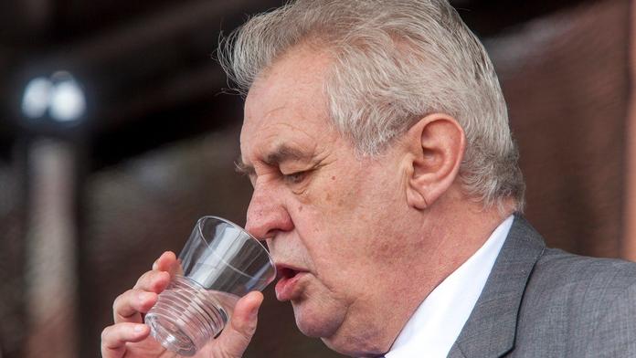 Že je z něj abstinent? Prezident Zeman řekl, jak to má s alkoholem