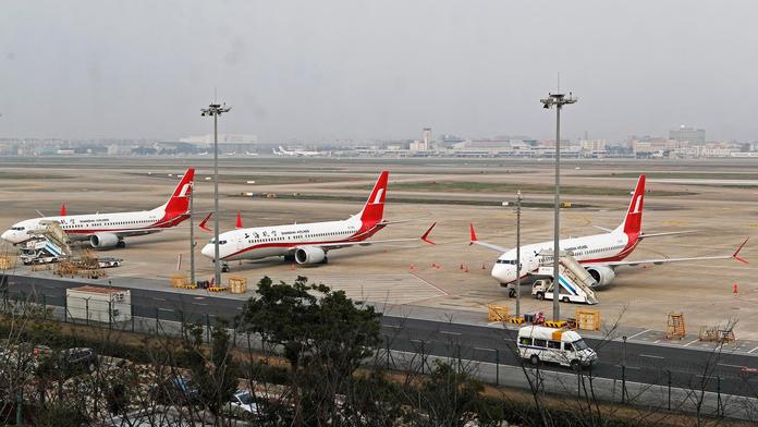 Boeing 737 Max 8 musel nouzově přistát, měl problémy s motorem!