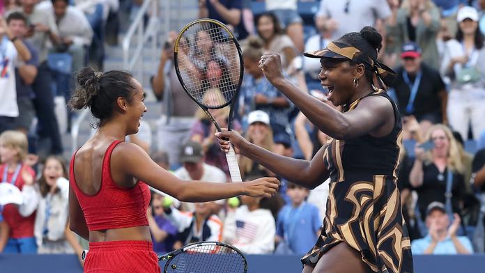 Venus Williamsová (vpravo) a Leylah Fernandezová