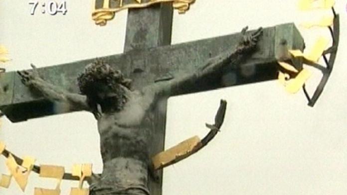 Vandal poničil Karlův most záměrně