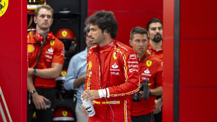 Ferrari mlžilo, ale v Melbourne by měl řídit zotavený Sainz