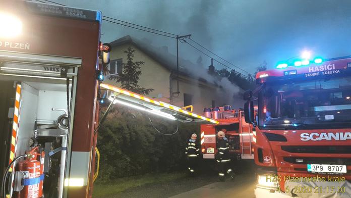 Úder žháře v Plzni! Rodinný dům někdo zapálil úmyslně, odhalili hasiči