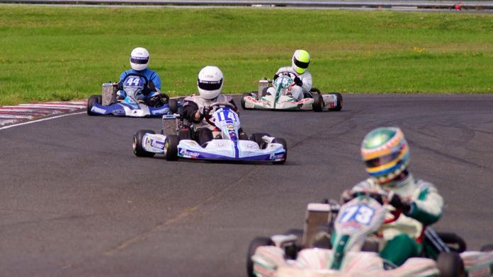 FIA řeší průšvih. Mladý jezdec na stupních vítězů hajloval