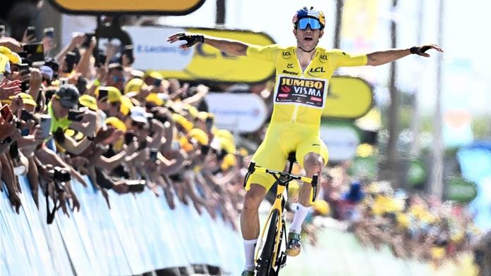 Wout van Aert ovládl čtvrtou etapu a drží žlutý trikot. Soupeřům ujel v závěru