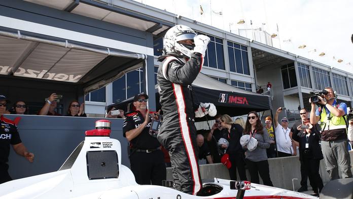 Loňský vítěz Newgarden odstartuje první. Piloty čeká závod na mokru