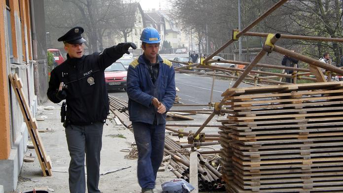 Dělník se v železárnách ZŘÍTIL Z LEŠENÍ! Skončil V NEMOCNICI