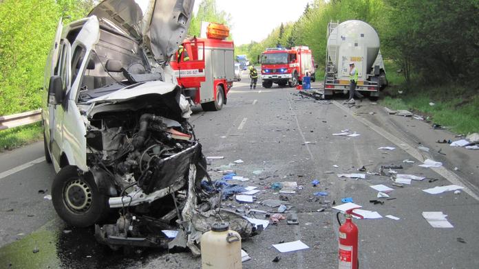 Po nehodě letěl pro zraněného vrtulník, muž v nemocnici zemřel