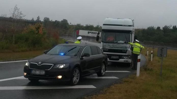 Musí řidič zastavit neoznačenému policejnímu autu?
