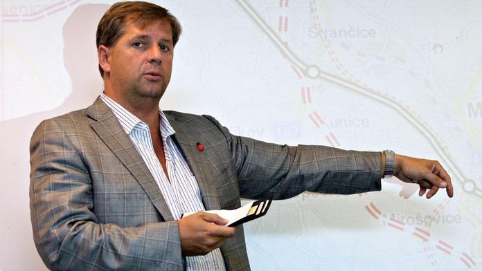 Bendl: Chci snížit platy topmanažerů státních firem. ANKETA