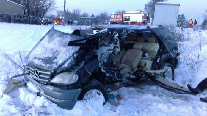 Vlak smetl na přejezdu mercedes, auto úplně zdemoloval