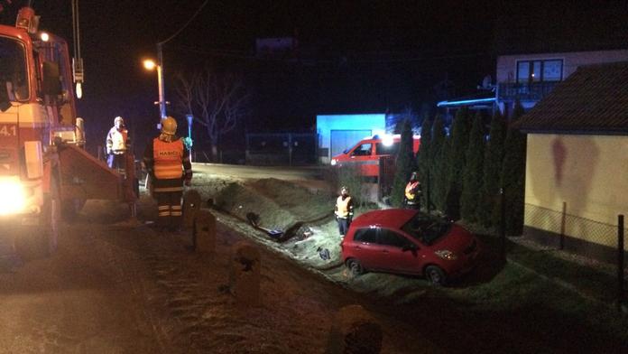 Toyotu museli z příkopu vytáhnout hasiči, řidič byl pod vlivem