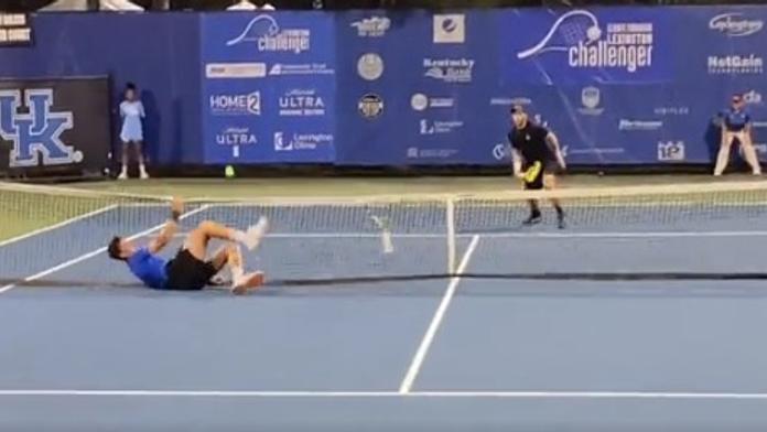 Tenista, jenž je noční můrou Lukáše Rosola, místo smeče málem zničil síť