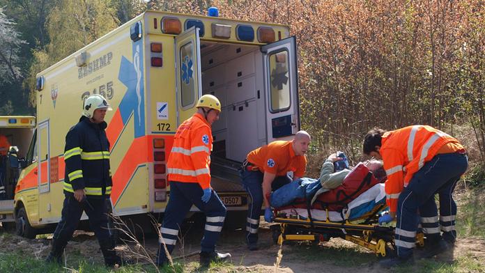 Zloději vykradli sanitku, trpící žena musela počkat na jiný vůz