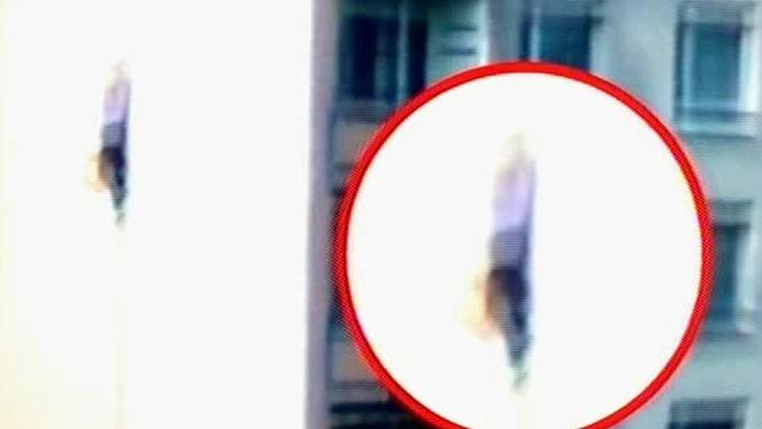 VIDEO: Český "Spiderman" se pověsil na hromosvod, utíkal před policií