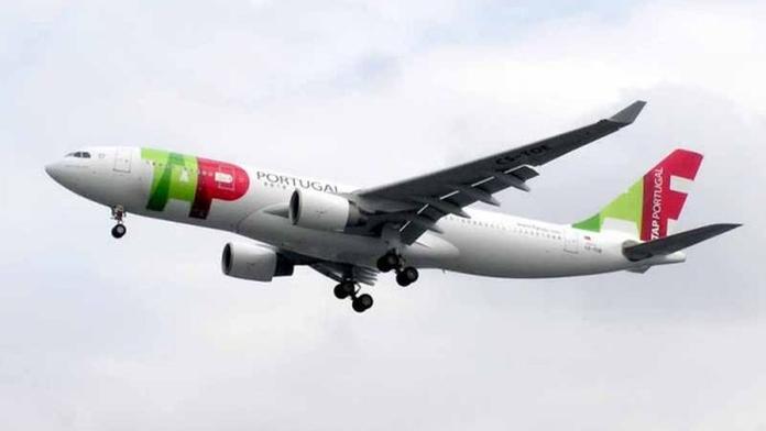 Hejno ptáků vystrašilo cestující v airbusu. Nouzově přistál