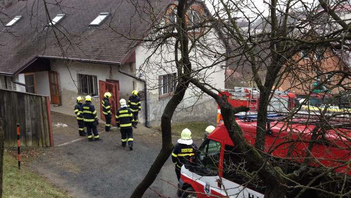 V Policích hořel rodinný dům. Uvnitř našli mrtvé tělo muže