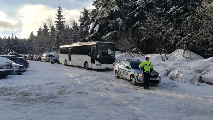 Horská střediska praskají ve švech. Sem vůbec nejezděte, varuje policie řidiče