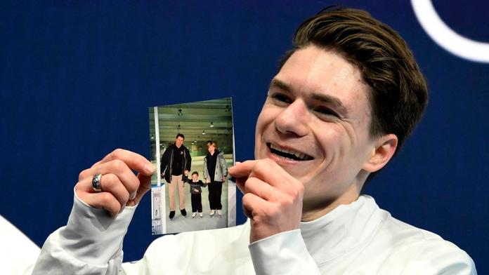 Silný moment na OH. Krasobruslař ukázal fotografii tragicky zesnulých rodičů