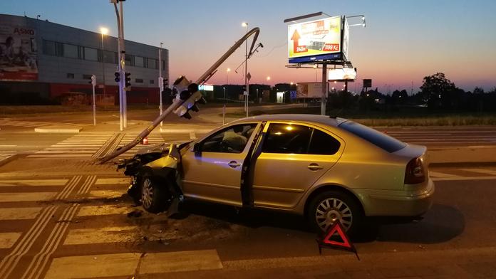 Auto porazilo semafor na rušné křižovatce! Provoz řídili policisté