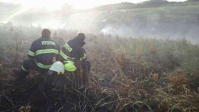 Vojenský prostor zasáhly plameny! Hasiči bojují s větrem i terénem
