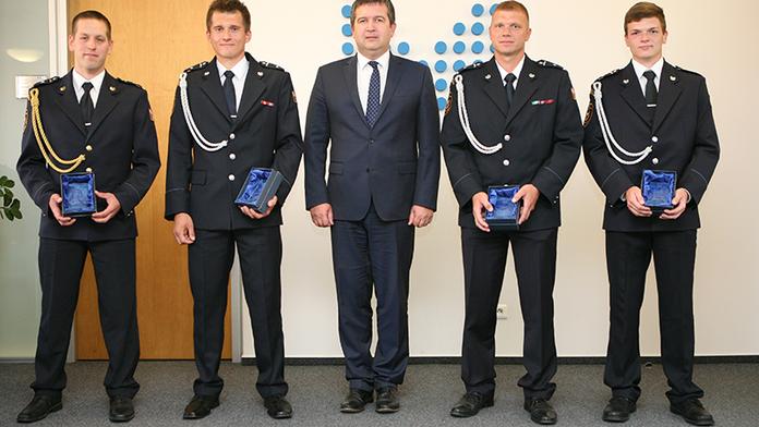 Hrdinové! Hasiči se vraceli ze soutěže, u nehody na dálnici neváhali ani vteřinu