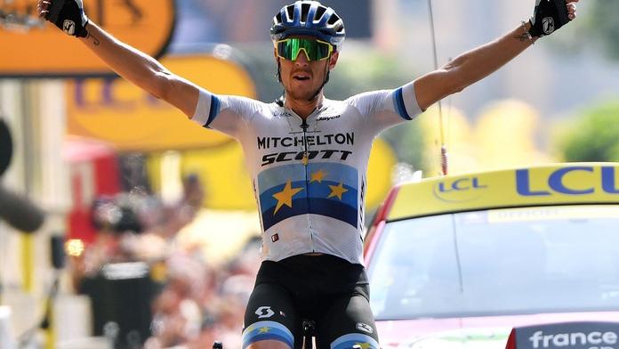 Trentin ujel všem a slaví. Ve žlutém zůstal Francouz Alaphilippe