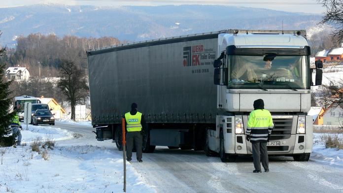Kamion po smyku zablokoval silnici R4