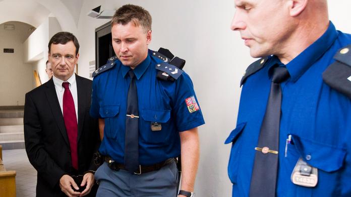 Policie si posvítila na Rathova advokáta, zablokovala mu peníze