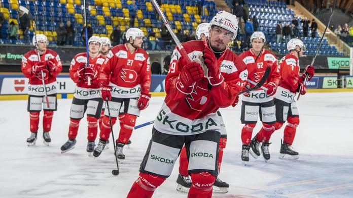 Hokejista Jan Mandát v dresu Dynama Pardubice