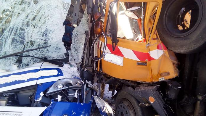 Autobus se srazil v Orlických horách se sypačem. Tři zranění