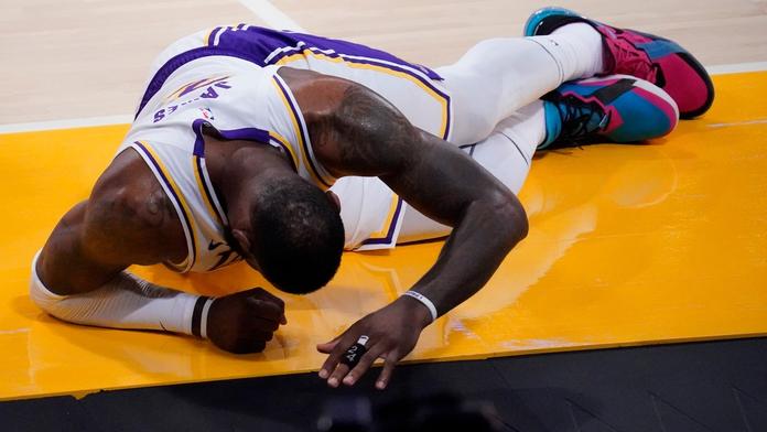 Lakers bez svých opor konečně vyhráli. Absence LeBrona bude ale delší