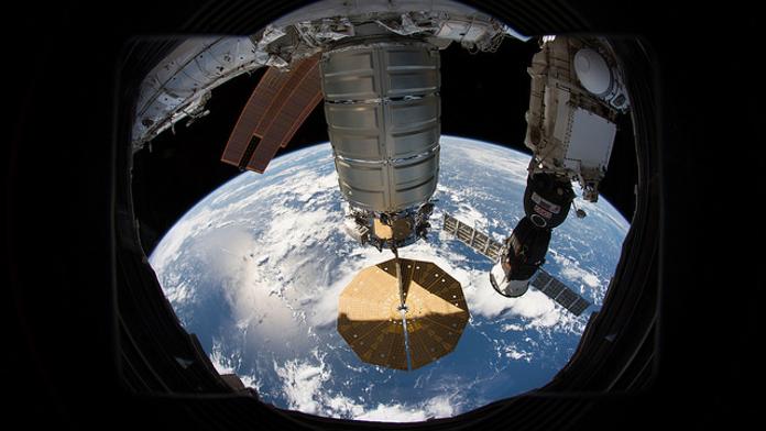 Záhada na ISS. V Sojuzu objevili další otvor po vrtání