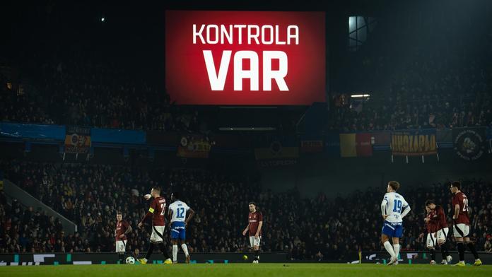 VAR v akci během zápasu Sparty s Baníkem