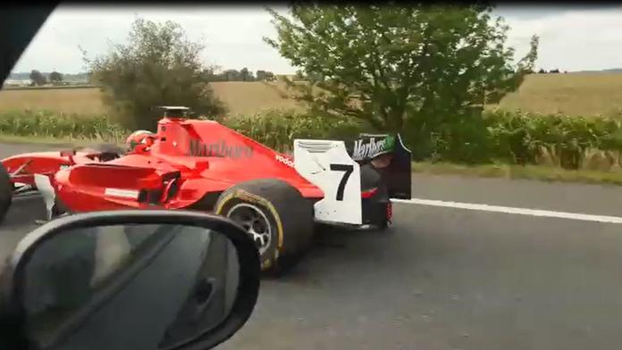 Lidé brání pilota, který brázdil dálnici ve formuli. Co mu za jízdu hrozí?