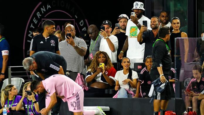 Debut Messiho přilákal světové celebrity. LeBron si Argentince natáčel na mobil