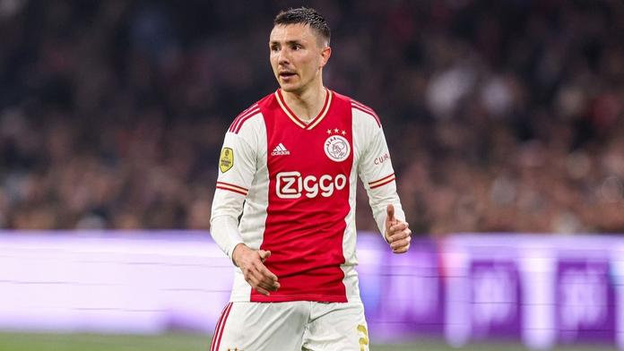 Hráč Ajaxu praštil pěstí fanouška soupeře. Za své chování se omluvil