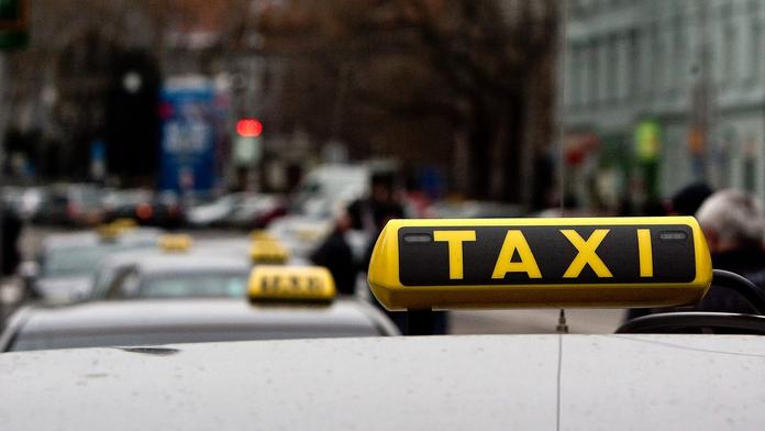 Spory mezi taxikáři a Uberem se vymkly kontrole. Řidiče upálili!