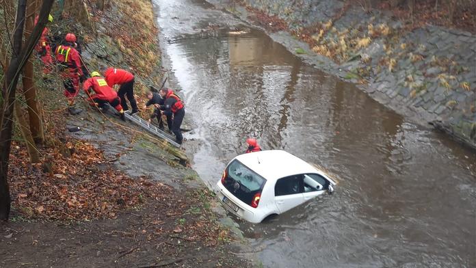 Auto v Praze sjelo do potoka a uvázlo. Řidiče museli vyprostit hasiči