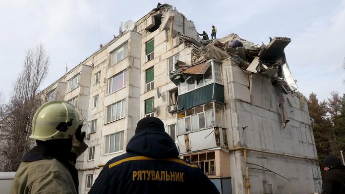 Rusové tvrdě zaútočili na Charkov. Zničili výškovou budovu s obyvateli