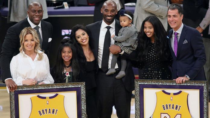 Pocta pro Kobeho! Lakers slavnostně vyřadili jeho čísla