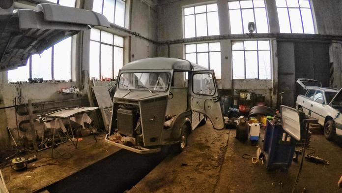 Češi zachránili vrak legendárního Citroënu. Prasečí nos spojili s pivem