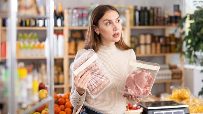 V supermarketu odhalili závadné zboží. Inspekce varuje před párky i salámem